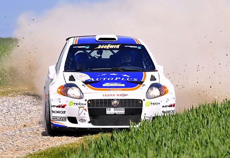 Sidelæns gennem et sving med langt over 100 kilometer i timen: Ib Kragh og Karsten Isaksen drev deres 270-hestes Fiat Abarth Punto Grande S2000 frem til hurtigste tid på flere hastighedsprøver i weekendens DM-rally.